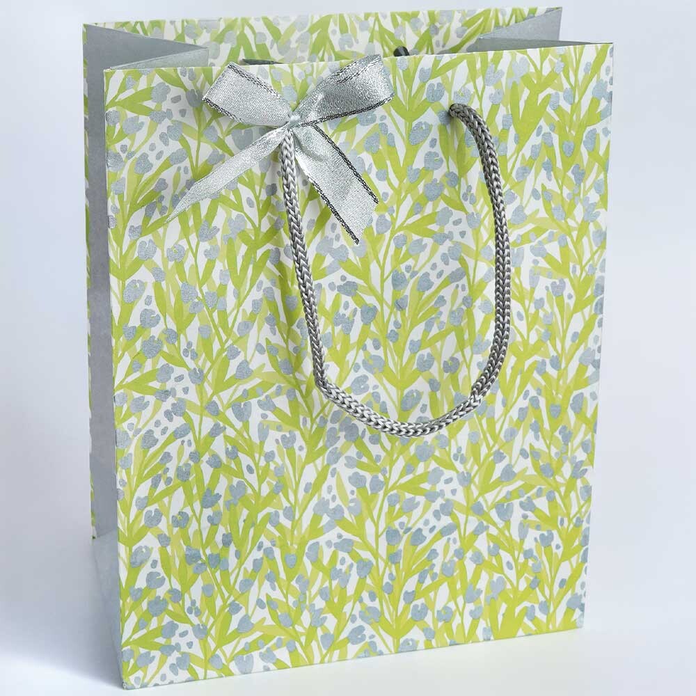 Geschenk-Tragetaschen grün mit Blumenmotiv 18 + 10 x 23 cm Geschenk-Tragetaschen grün mit Blumenmotiv 18 + 10 x 23 cm