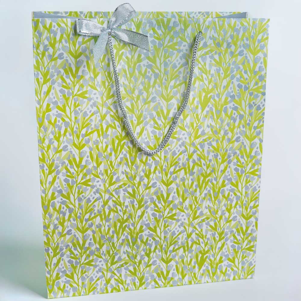 Geschenk-Tragetaschen grün mit Blumenmotiv 26 + 13 x 32 cm Geschenk-Tragetaschen grün mit Blumenmotiv 26 + 13 x 32 cm